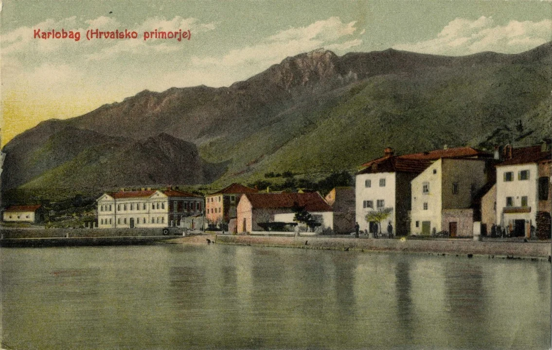 Panorama škole i luke u Karlobagu, naklada Nik. Pavelić i fotograf Karl M. Gütler, 1914. godine