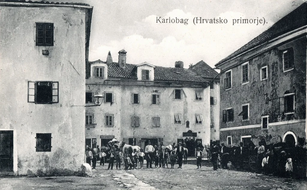 Gradski trg u Karlobagu s dućanom Nikole Bačića, oko 1915. godine