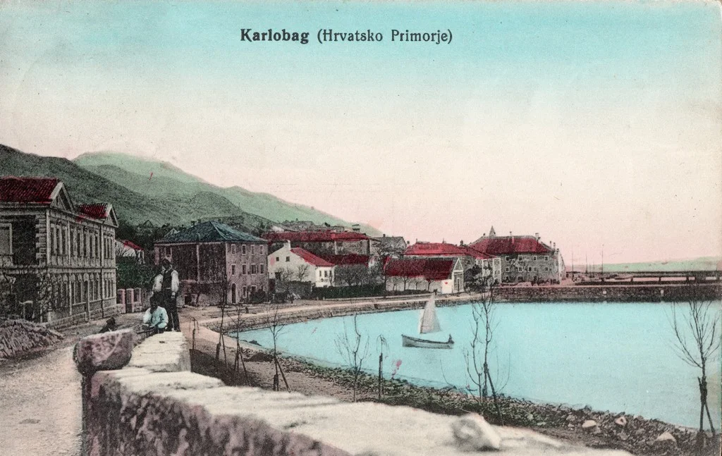 The port of Karlobag and school building on a postcard by Ivan Rechnitzer, 1914