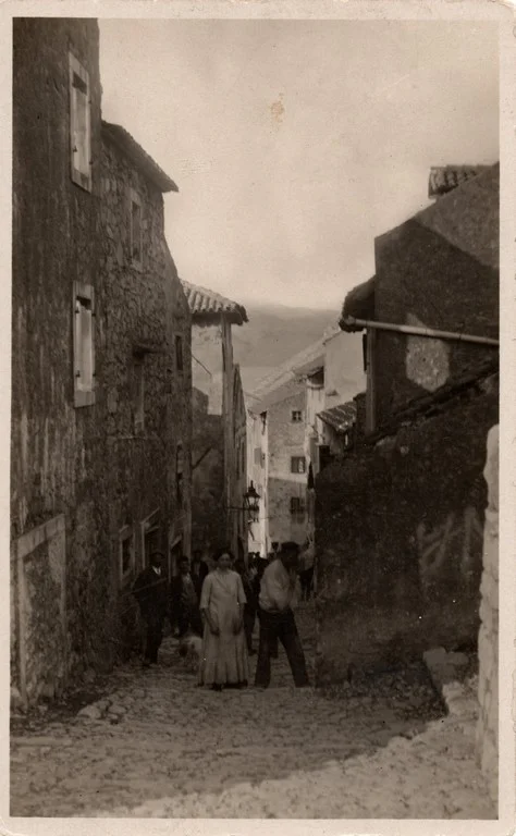 Uska kamena ulica u staroj gradskoj jezgri Karlobaga oko 1925. godine