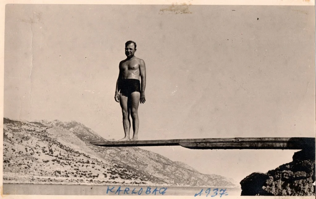 Kupač na dasci za skokove u Karlobagu 1937. godine