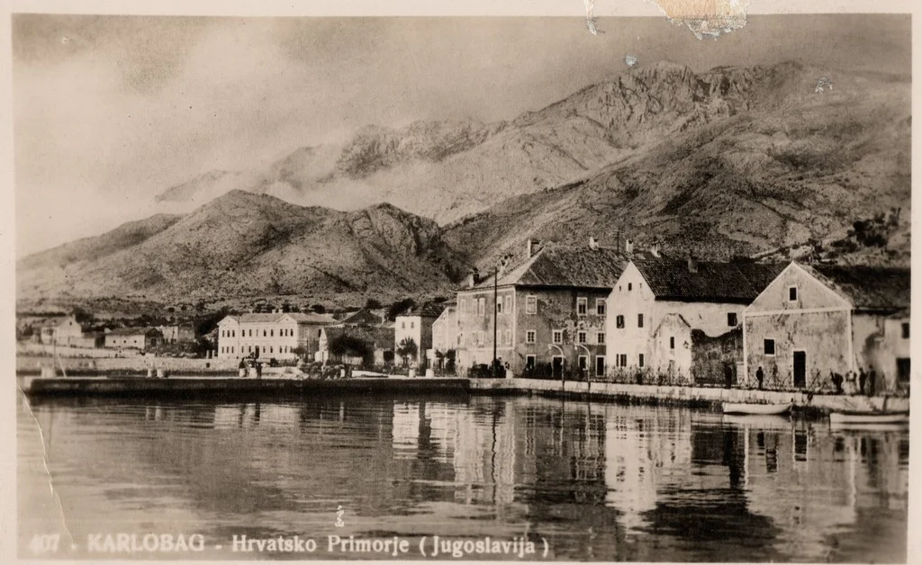 Pogled na Karlobag s mora oko 1930. godine