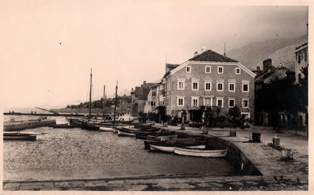 Karlobaška riva s barkama, oko 1950. godine