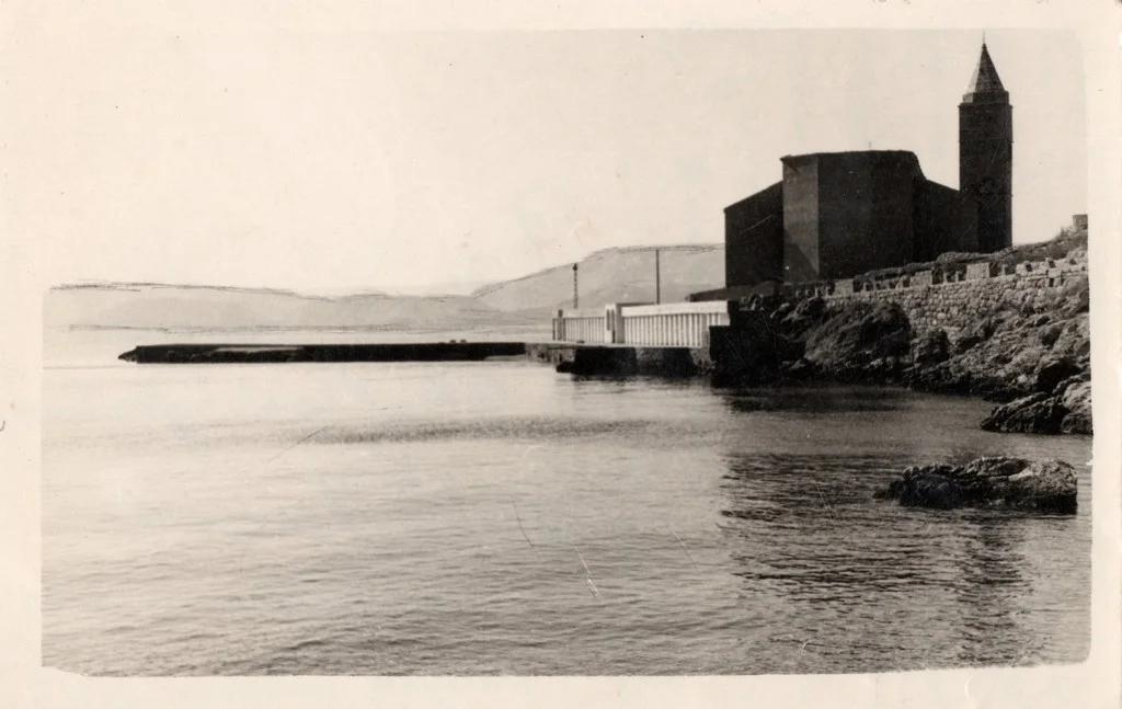 Pogled na crkvu sv. Karla Boromejskog i gradsku plažu, oko 1950. godine