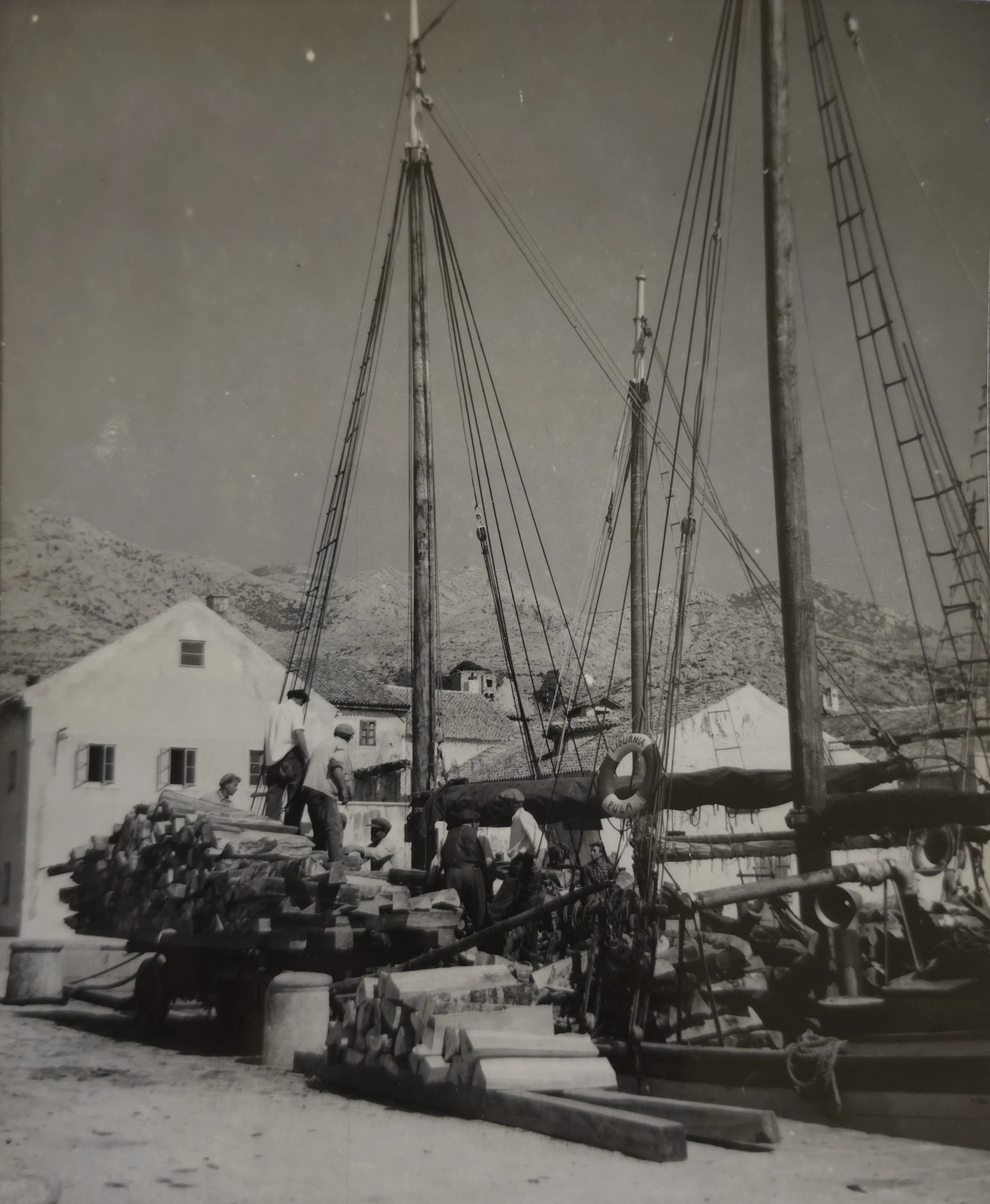 Ukrcaj drva u karlobaškoj luci — 1952.