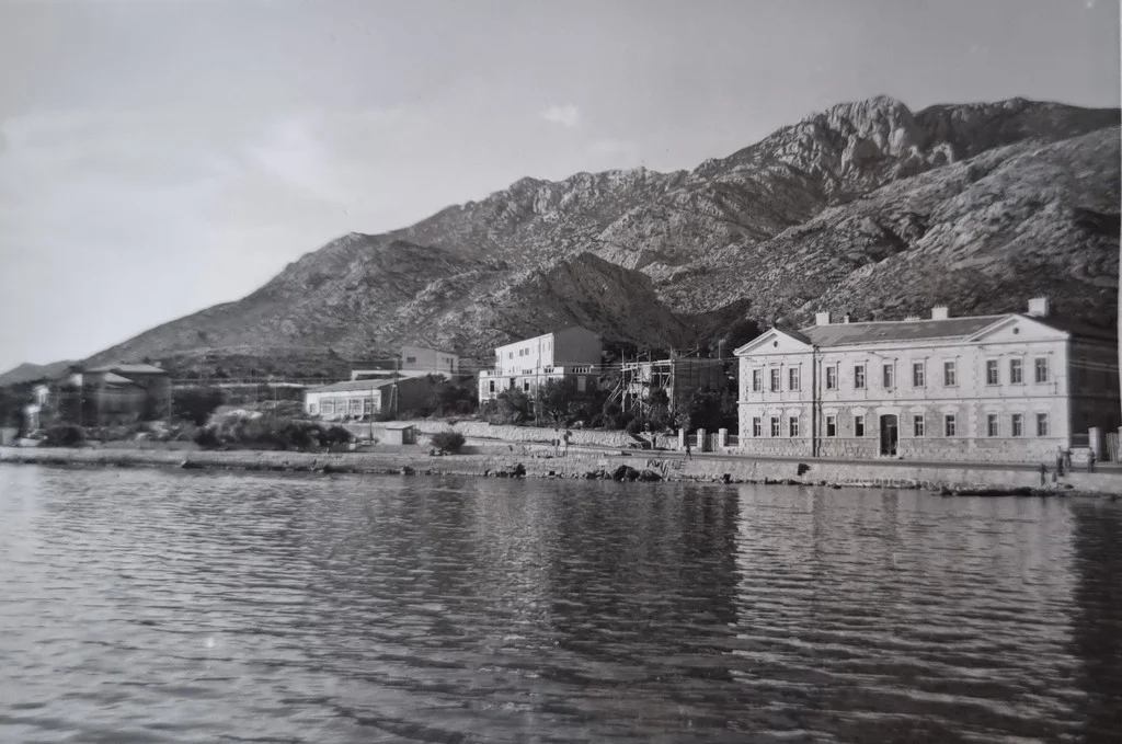 Pogled na školu u Karlobagu s morske strane