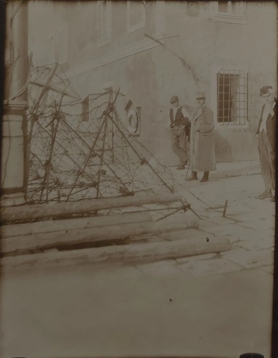 Žičane zapreke uz karlobaške kuće — 1915.