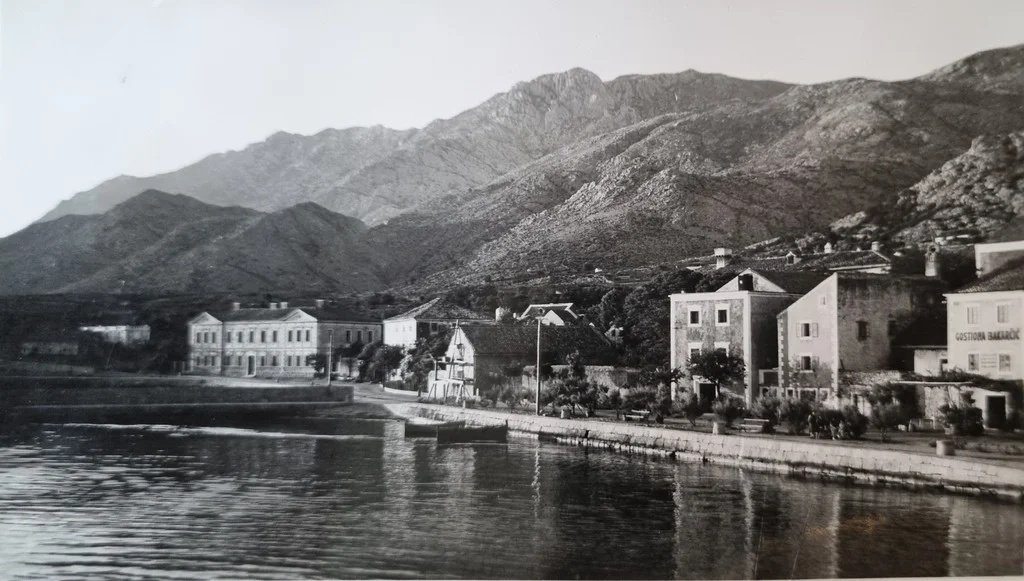 Pogled na rivu i gostionu Bakarčić u Karlobagu