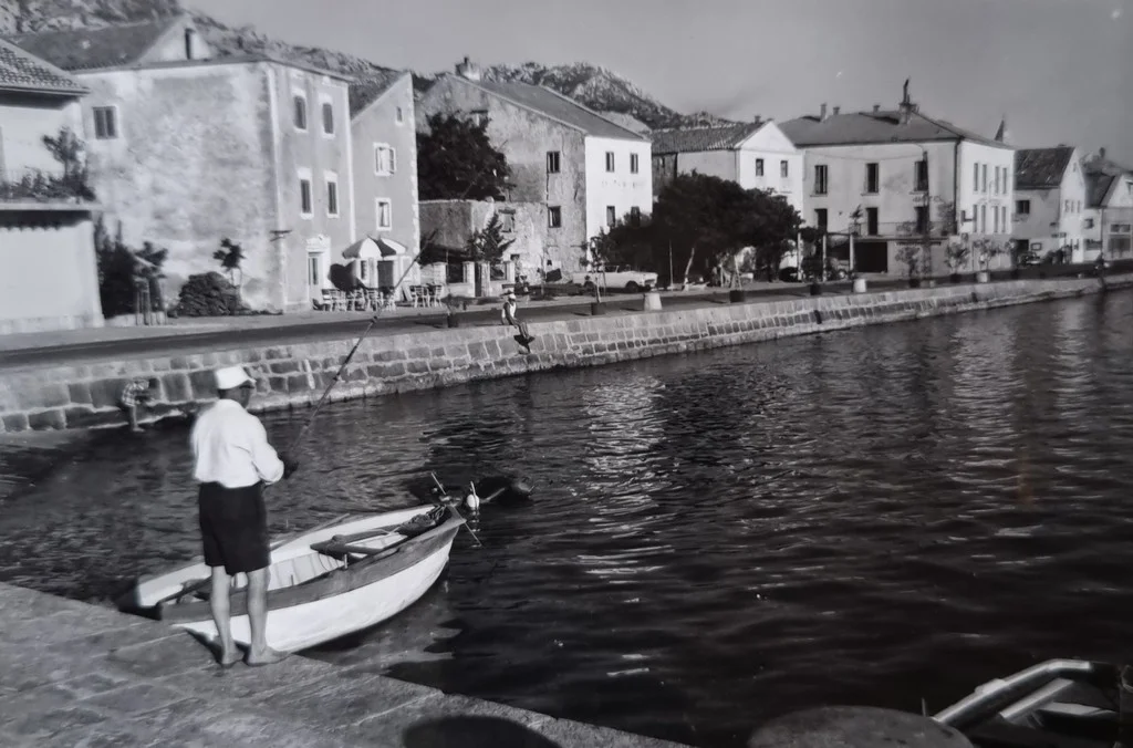 Pogled na obalu i stari dio Karlobaga