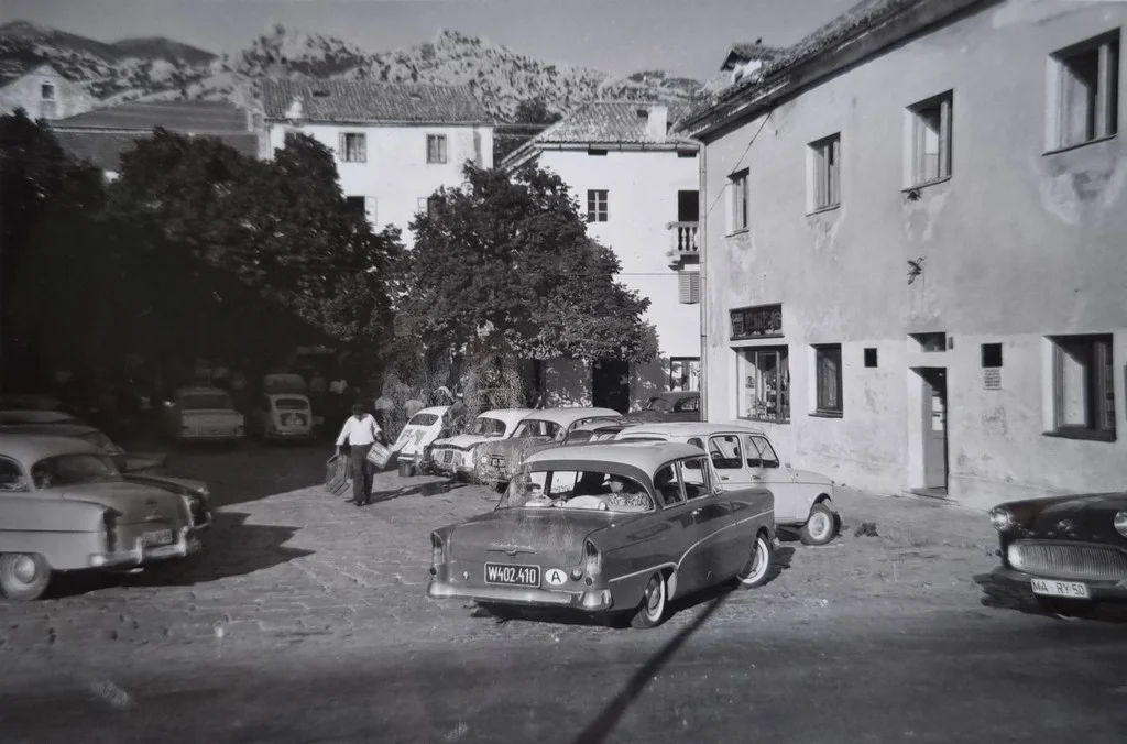 Pogled na glavnom trgu na dućan u zgradi današnje općine u Karlobagu