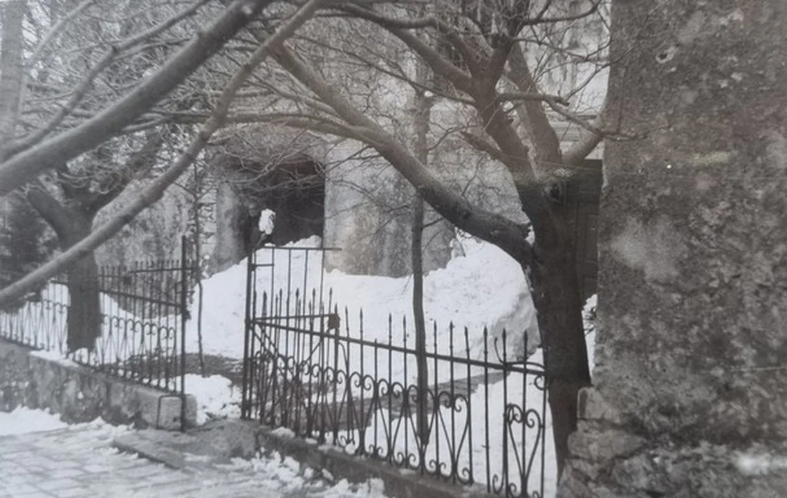 Ograda i ulaz u dvorište Kapucinskog samostana i crkve sv. Josipa, 1971. godine