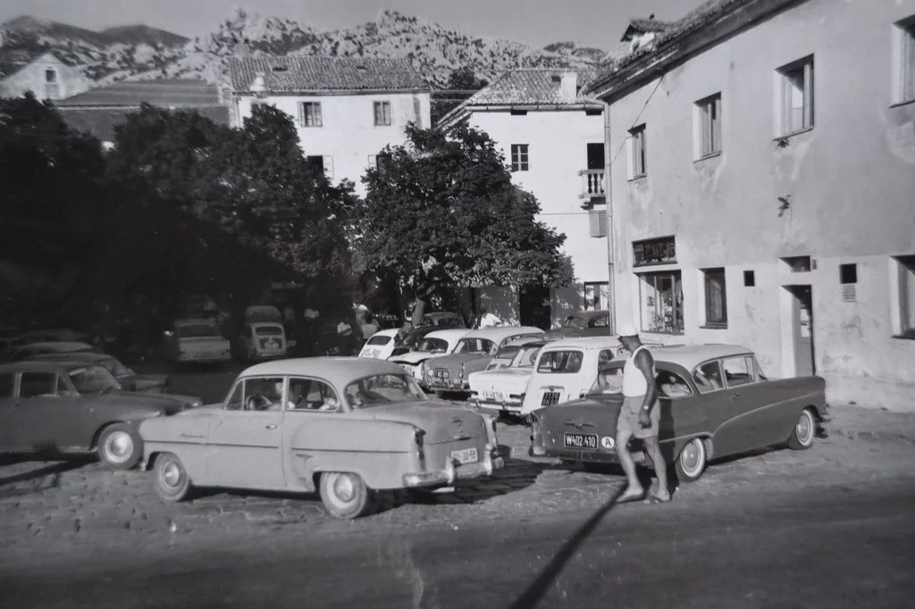 Pogled na glavni trg u Karlobagu iz drugog kuta