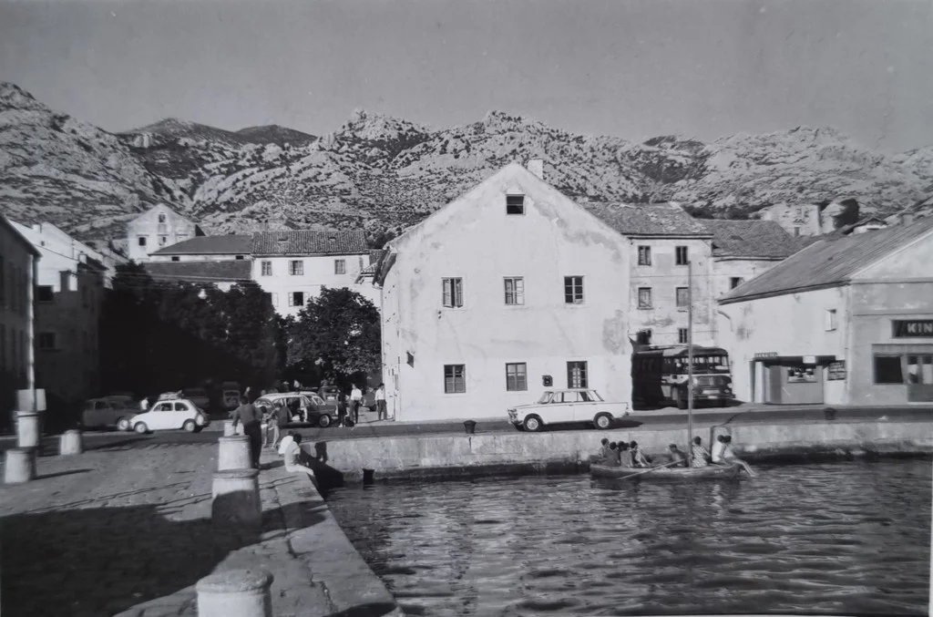 Pogled na glavni trg i zgradu općine u Karlobagu