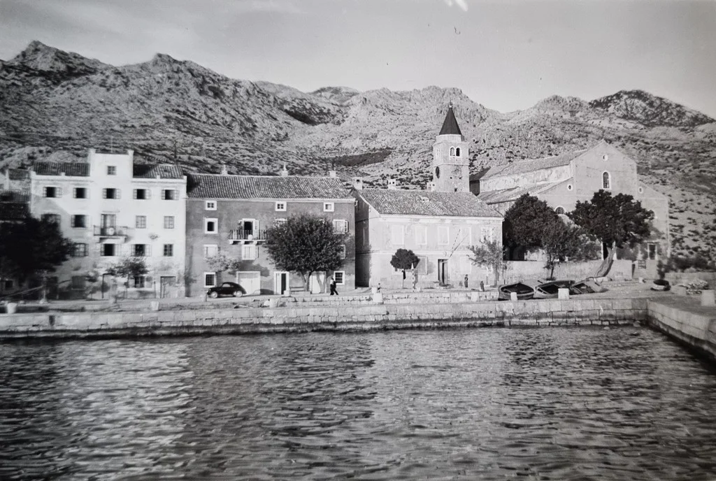 Pogled na staru jezgru i crkvu sv. Karla Boromejskog u Karlobagu