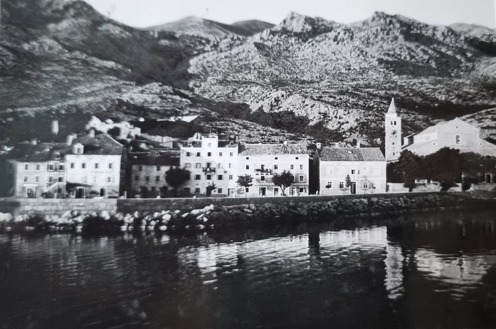 Pogled na staru jezgru i crkvu sv. Karla Boromejskog iz drugog kuta