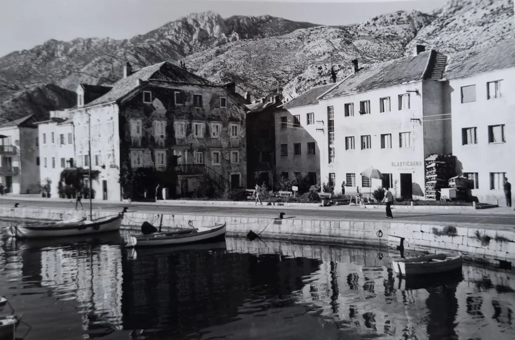 Pogled na prazan mul, barke i slastičarnu u Karlobagu