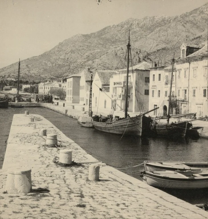 Pogled iz drugog kuta na mul i bracere u luci Karlobag