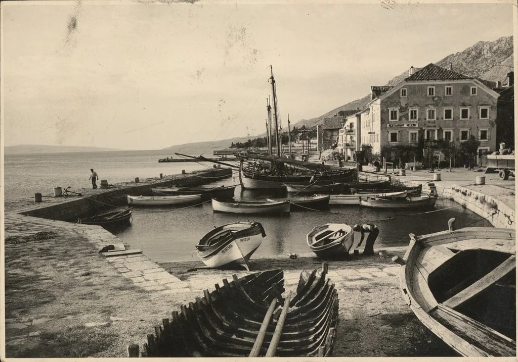 Prizor barke Hrvatska u luci ispred restorana Velebit u Karlobagu