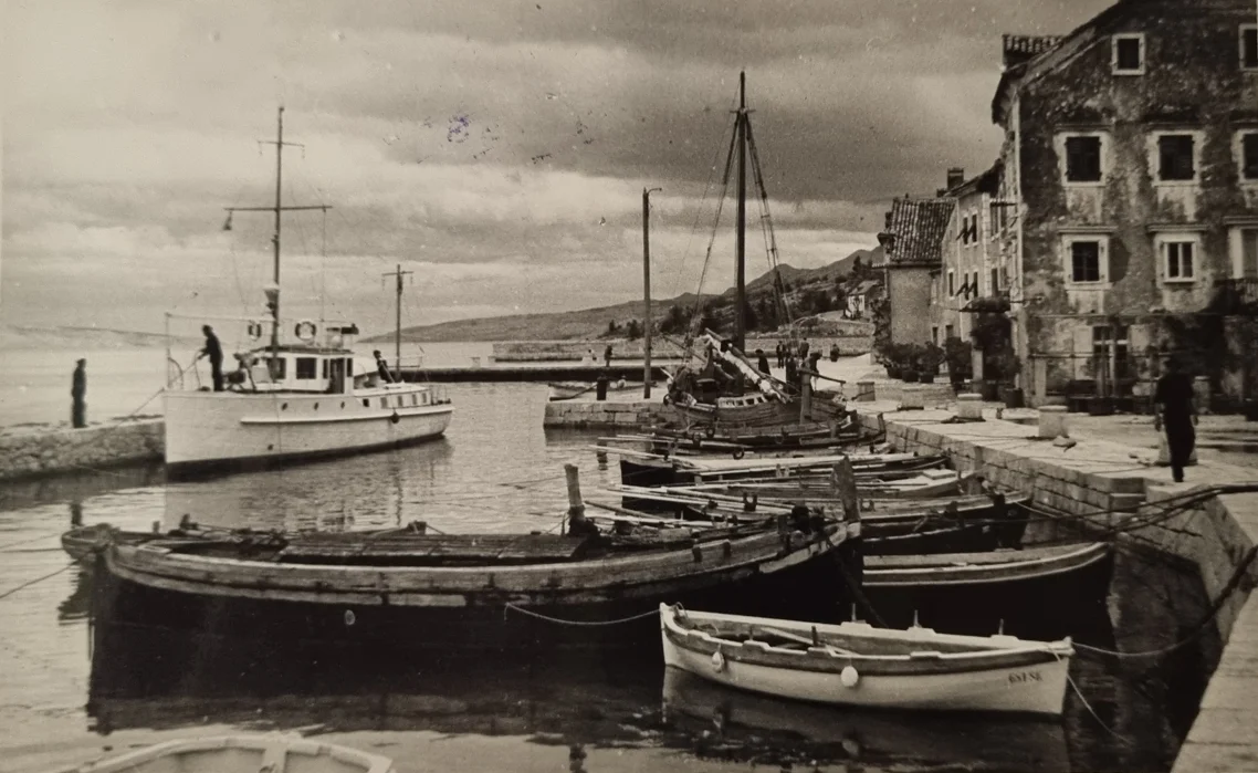 Pogled na luku u Karlobagu s vezanim brodovima i barkama