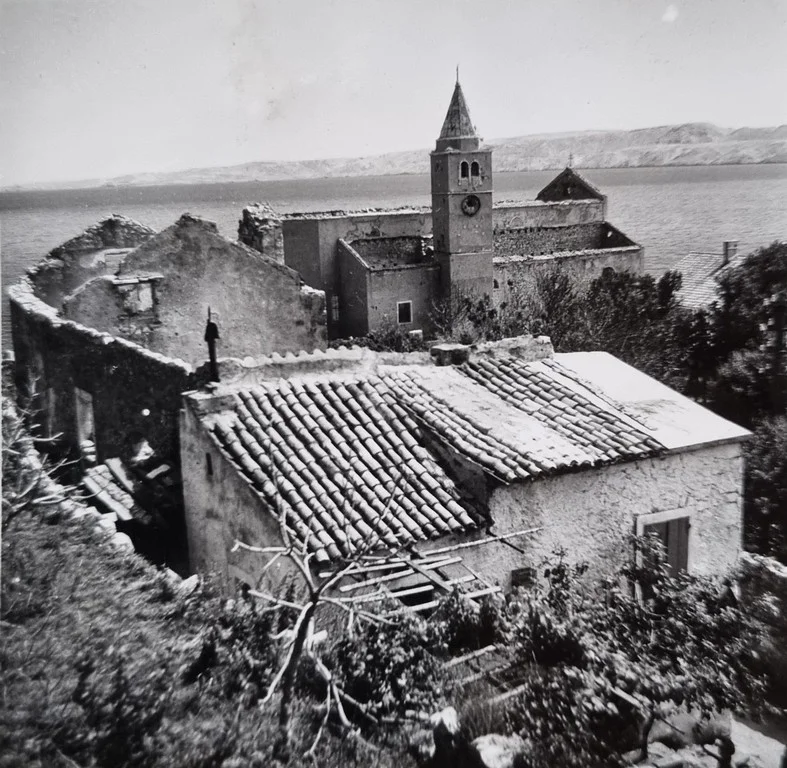 Ostaci crkve nakon raketiranja 31. kolovoza 1944.