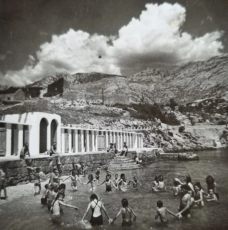 Djeca se kupaju na gradskoj plaži u Karlobagu