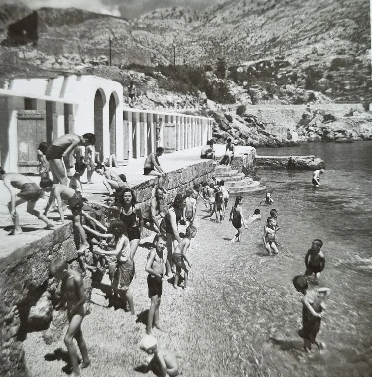 Živahna atmosfera na gradskoj plaži u Karlobagu