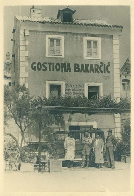 Pogled na rivu i gostionu Bakarčić u Karlobagu