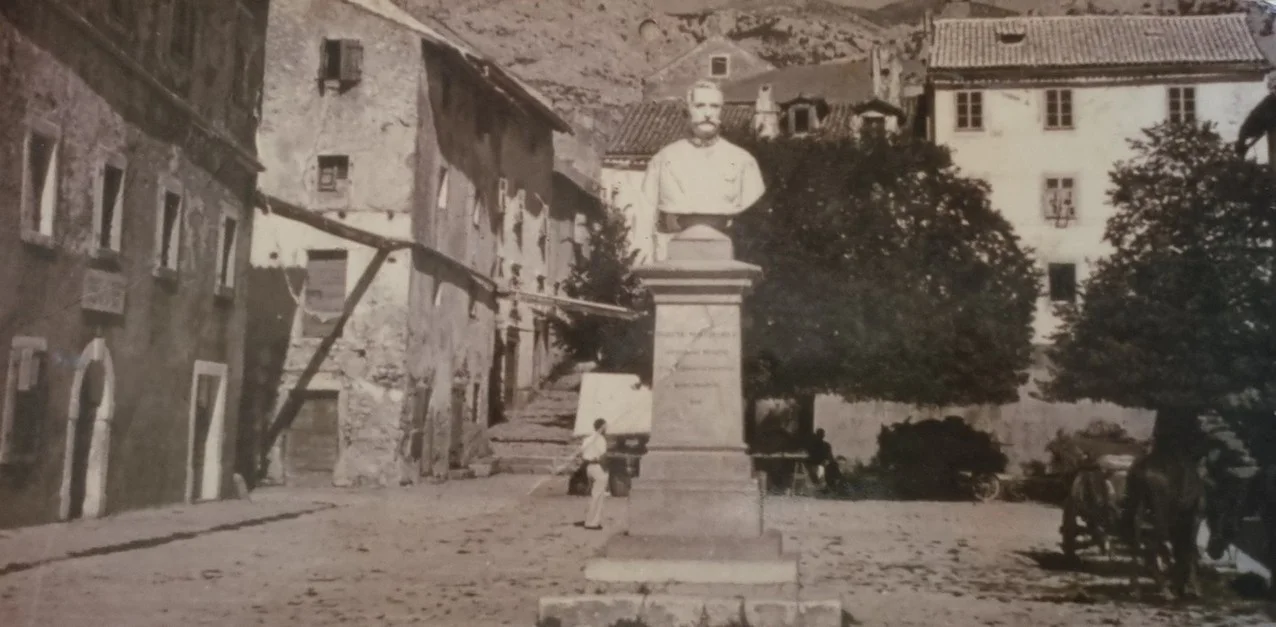 Spomenik Antonu Molinariju na glavnom trgu u Karlobagu