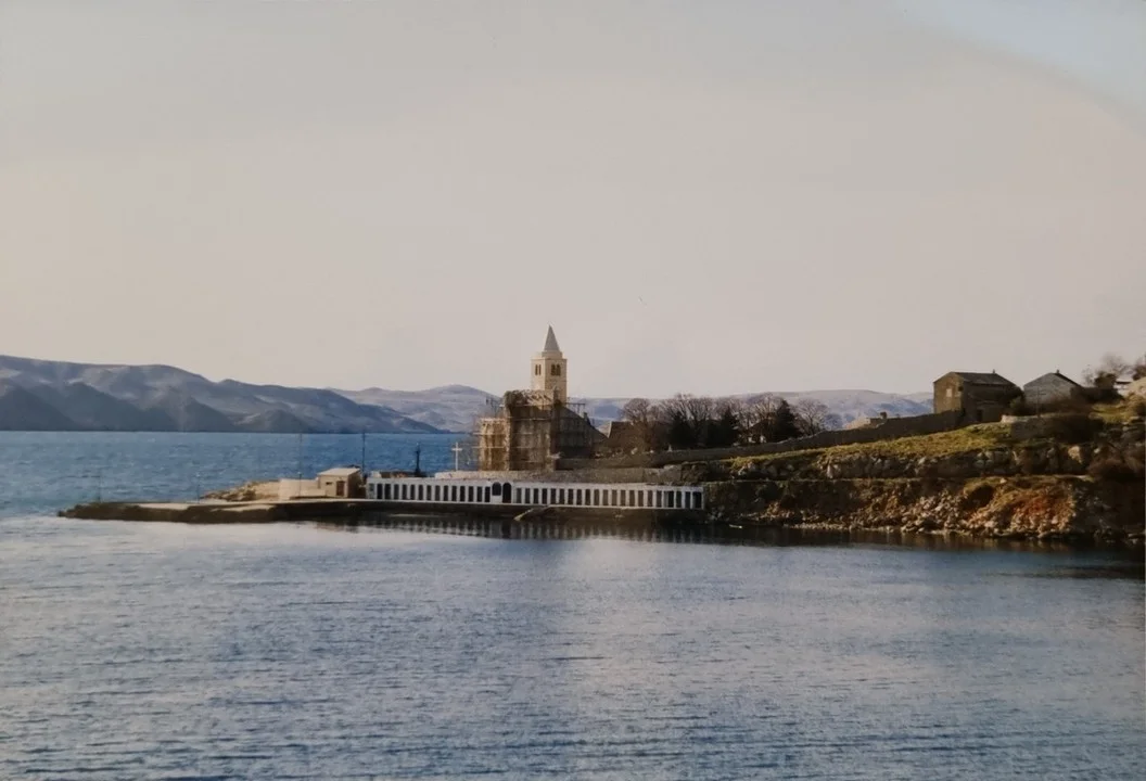 Gradska plaža i crkva sv. Karla Boromejskog u Karlobagu