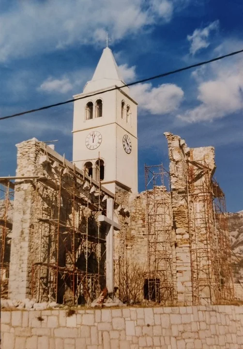 Zvonik i ruševni zidovi crkve sv. Karla Boromejskog tijekom obnove