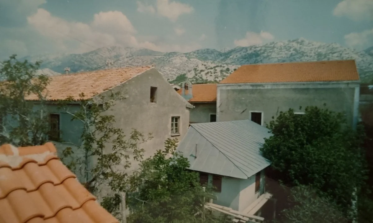 Pogled sa samostana prema Velebitu