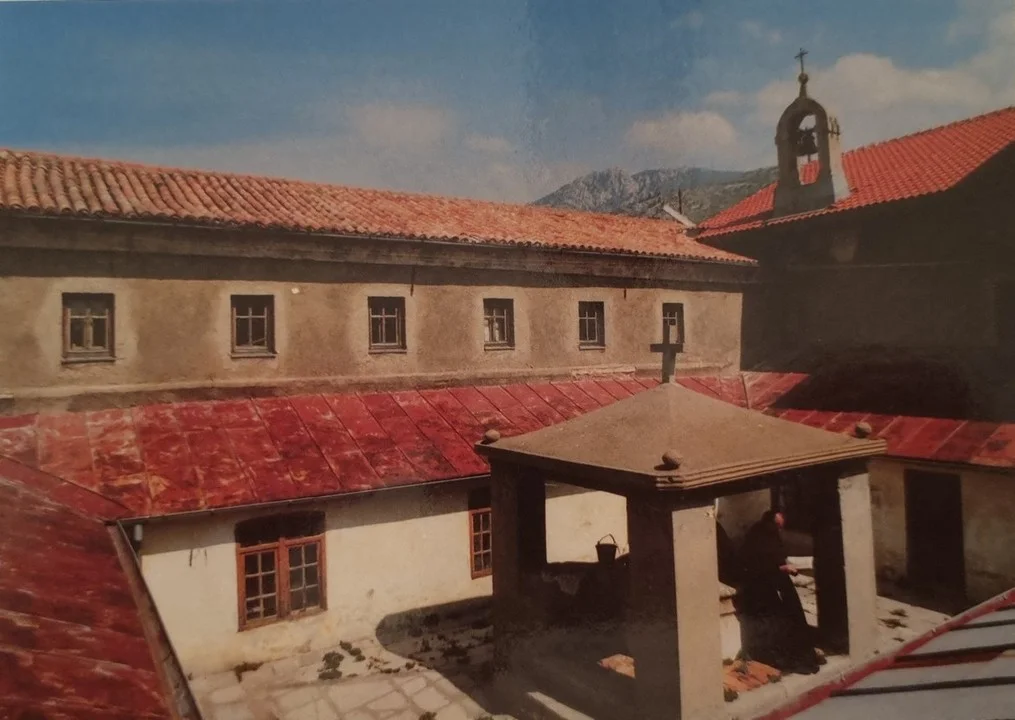Unutarnje dvorište Kapucinskog samostana u Karlobagu