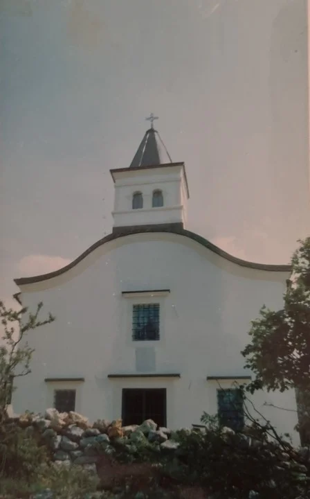 Pročelje Kapele Blažene Djevice Marije od sedam žalosti u Karlobagu