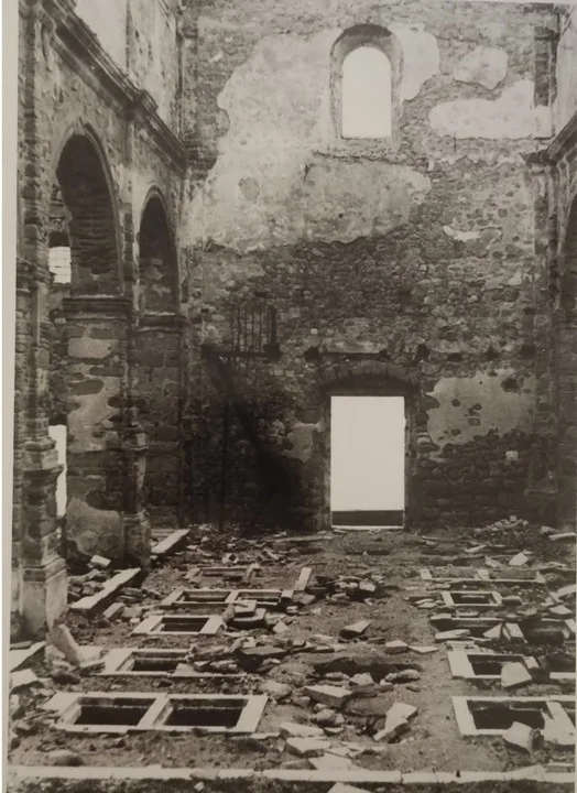 Unutrašnjost stare župne crkve sv. Karla Boromejskog prije rušenja 1958. godine