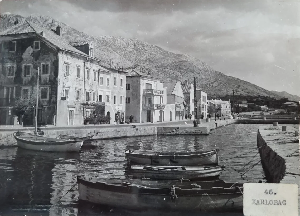 Pogled na karlobašku rivu, barke i Velebit